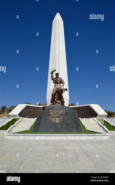 El obelisco en el Heldenacker o héroes nacionales Acre memorial de