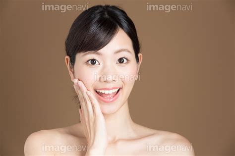 【頬に手を当てた若い女性】の画像素材 31200535 写真素材ならイメージナビ