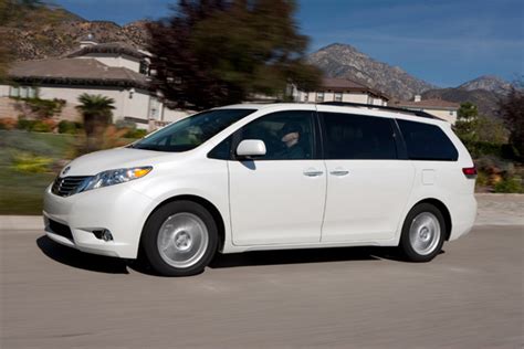 Honda odyssey vs toyota sienna 2011 review