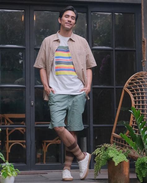 Portrait Of Darius Sinathrya Who Is Now Getting Muscular Hot Daddy Shows Off His Arm Muscles