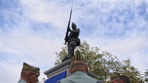 Unos Activistas Colocan Una Cabeza De Franco En La Bayoneta Del