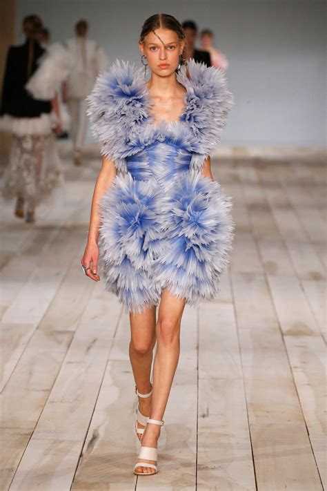 35 Of The Most Beautiful Dresses At Paris Fashion Week Huffpost Life