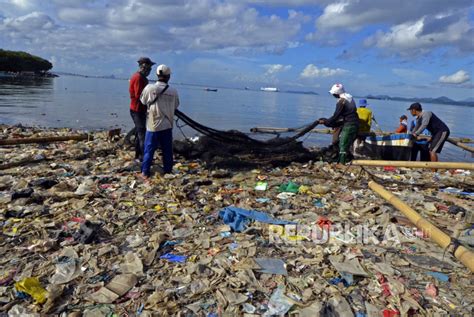 Lipi Kepadatan Sampah Plastik Di Teluk Ambon Terus Naik Republika Online