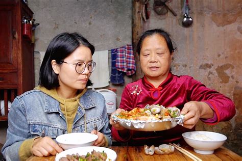 儿媳妇觉得婆婆最近瘦了，急忙出门买菜，看给农村婆婆做啥吃的凤凰网视频凤凰网