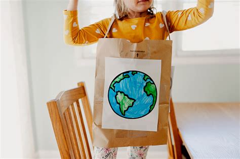 Kleines Mädchen Trägt Papiertasche Erde Tag Kostüm Stockfoto Und Mehr