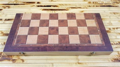 Классические настольные игры с деревянными фигурками: шахматы, шашки ...