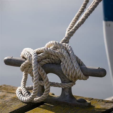 Cuerda Del Amarre Del Barco Atada Alrededor Del Bolardo Foto De Archivo