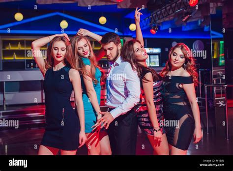 Chicas Bellas Y Hombre Divirti Ndose En Una Fiesta En Una Discoteca