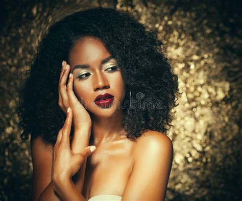 Mujer Afroamericana Elegante Joven Con El Pelo Afro Maquillaje Del