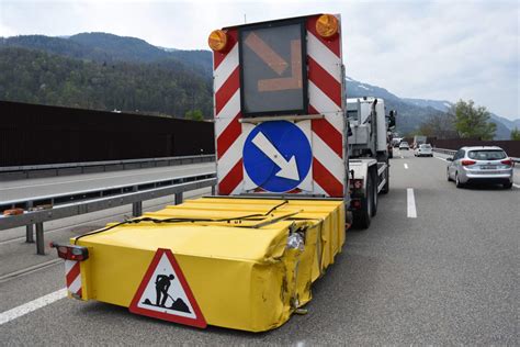 Heiligkreuz Sg Bei Unfall Auf Der A In Anpralld Mpfer Gekracht