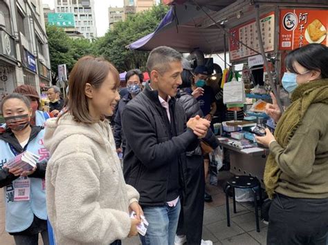 正版「農婦」首亮相！吳怡農偕同妻子掃街 甜喊「選後補上錯過時光」 Ettoday政治新聞 Ettoday新聞雲