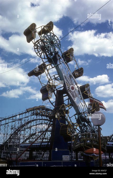 Zipper Ride Hi Res Stock Photography And Images Alamy