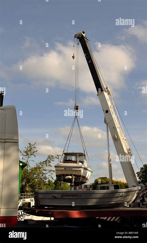 Crane Lifting Small Boat Hi Res Stock Photography And Images Alamy