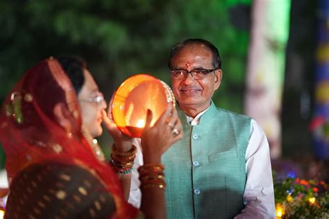 Mp News Cm Shivraj Performed Puja On Karva Chauth Wife Broke Her Fast After Seeing The Moon