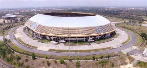 Meski Ditutup Sementara Masyarakat Tetap Berolahraga Di Stadion Utama Riau