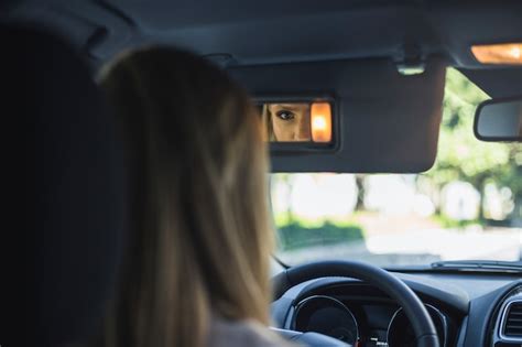 Réflexion D une Femme Dans Le Rétroviseur De La Voiture Photo Gratuite