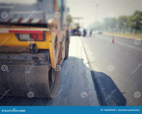 Manuten O De Estrada Queimando Materiais Velhos E Melhorando A