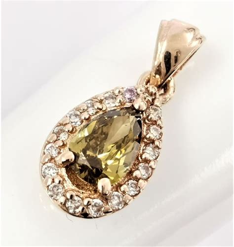 0 50 Ct Fancy Vivid Greenish Yellow 0 20 Ct Vs Light Pink Catawiki