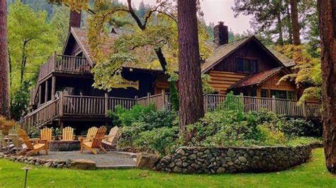 This Oregon Log Cabin Inn Tucked Away In The Mountains Is Just What You