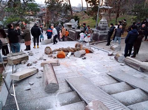 At least 8 dead after powerful earthquake strikes Japan, triggering tsunami warning - ABC News