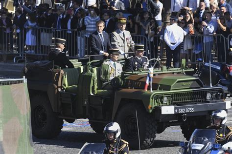 Photo Le président de la République Emmanuel Macron et le général