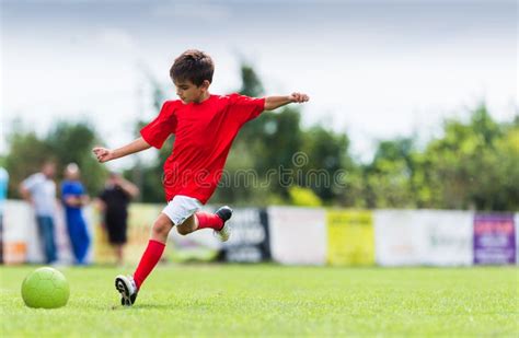 Menino Que Retrocede A Esfera De Futebol Imagem De Stock Imagem De