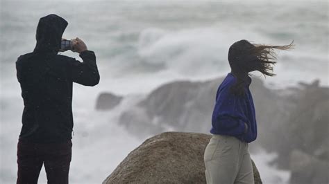 Viento olas lluvias y nieve ponen este sábado en riesgo a 14