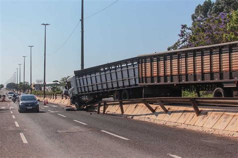 Motorista Perde Controle E Carreta Fica Atravessada Em Mureta Na Duque