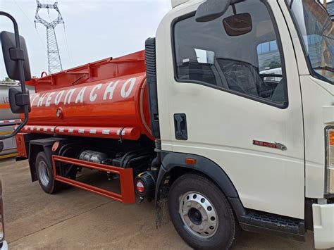 HOWO 5000liters 5cbm 5tons Petrol Oil Tanker Refilling Truck Fuel Tank