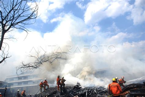 KEBAKARAN GUDANG PENYIMPANAN KAYU ANTARA Foto