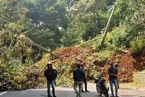 PUPR Membersihkan Longsor Di Jalan Puncak Akibat Gempa Cianjur