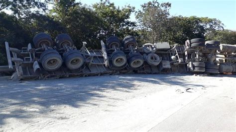 Carreta Bitrem Carregada Cimento Tomba Em Trecho De Serra Na BR 262