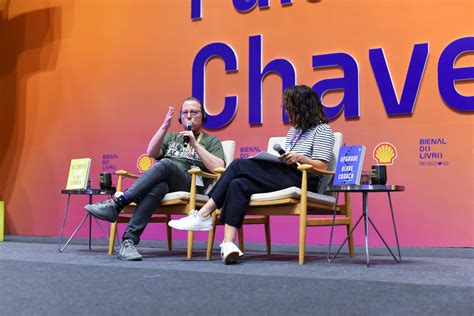 Confira As Fotos Da Sess O De Aut Grafos Do Blake Crouch Na Bienal Do