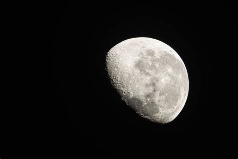 Full Moon in Black Background · Free Stock Photo