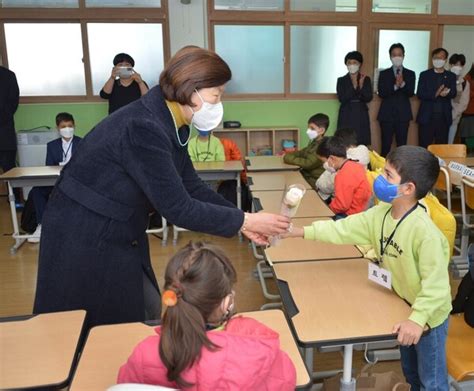 “한명의 아이도 포기하지 않는” 아프간 기여자 자녀들의 첫 등교를 함께했던 노옥희 울산교육감 진보교육의 거목이 별세했다