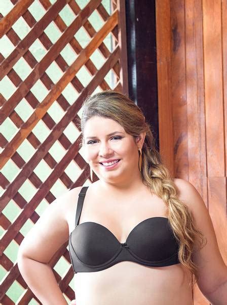 Marília Mendonça posa de lingerie em ensaio de moda plus size