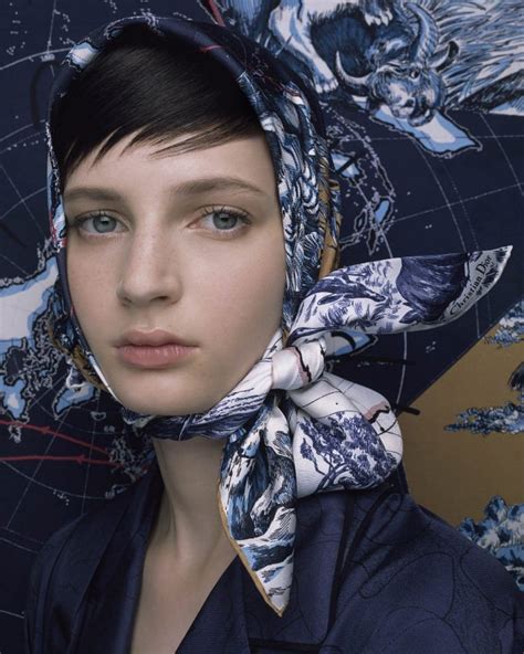 19 Ways You Can Wear Style And Rock A Dior Silk Scarf Dior Porter Foulards Tenues Avec écharpe