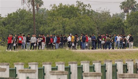 Migrantes Buscan Desesperados Permiso Para Llegar A Frontera Entre