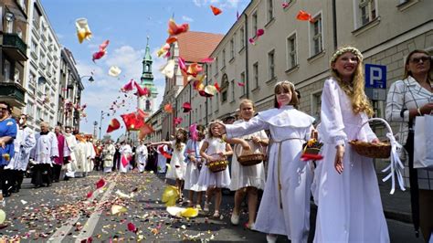 Calisia pl Tłumna Procesja Bożego Ciała przeszła ulicami Kalisza