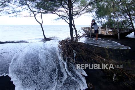 Dampak Ombak Tinggi Di Pantai Cemara Republika Online