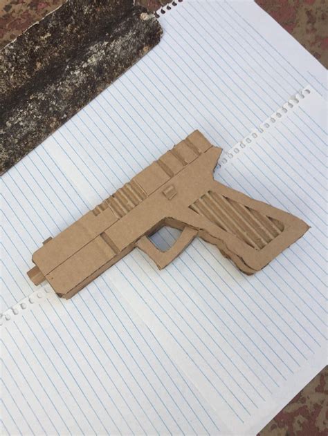 Glock Papelão (Cardboard glock) | Ideias de halloween, Dicas de presentes criativos, Fantasia ...