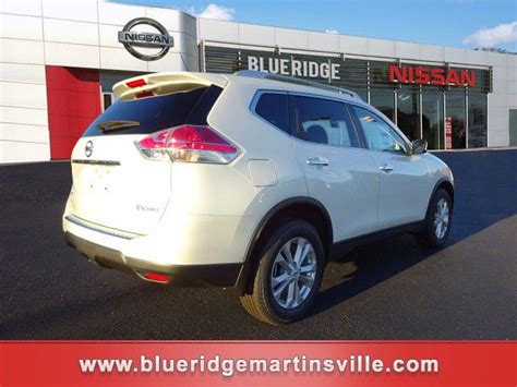 2016 Pearl White Nissan Rogue