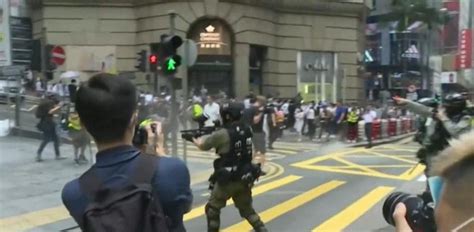 La Polic A Lanza Gas Pimienta A Los Manifestantes En Hong Kong