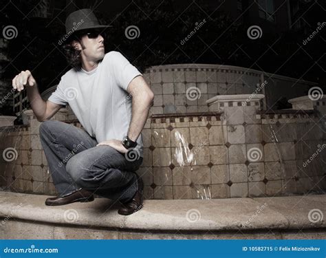 Vue D Angle Faible D Un Homme Bel Image Stock Image Du Attrayant