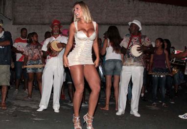 Andressa Urach samba e deixa calcinha à mostra em ensaio OFuxico