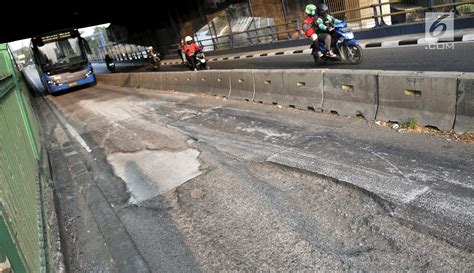 FOTO Jalur Bus Transjakarta Rusak Bahayakan Keselamatan Penumpang