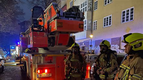 Seniorenheim In Berlin Brennt Feuerwehrleute Im Einsatz