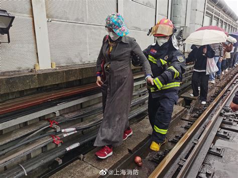 上海地铁11号线因短路出现火光？后方列车乘客还原现场情况浦江头条澎湃新闻 The Paper