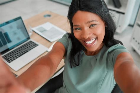 Selfie ou retrato de mulher negra sorriso feliz para motivação de