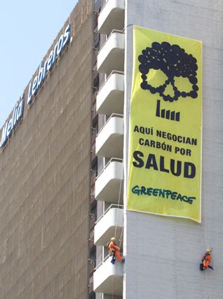 Greenpeace Despliega Una Pancarta De Metros Contra Las El Ctricas